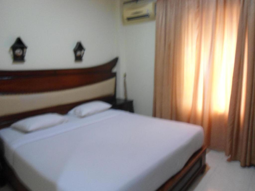 Edotel Minangkabau Padang  Exterior photo