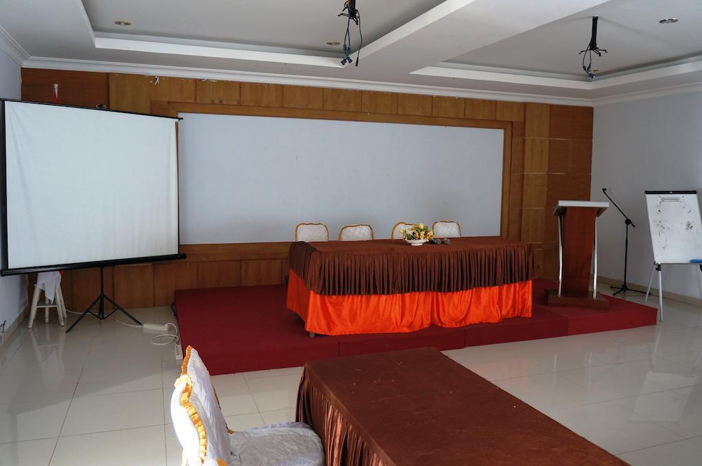 Edotel Minangkabau Padang  Exterior photo